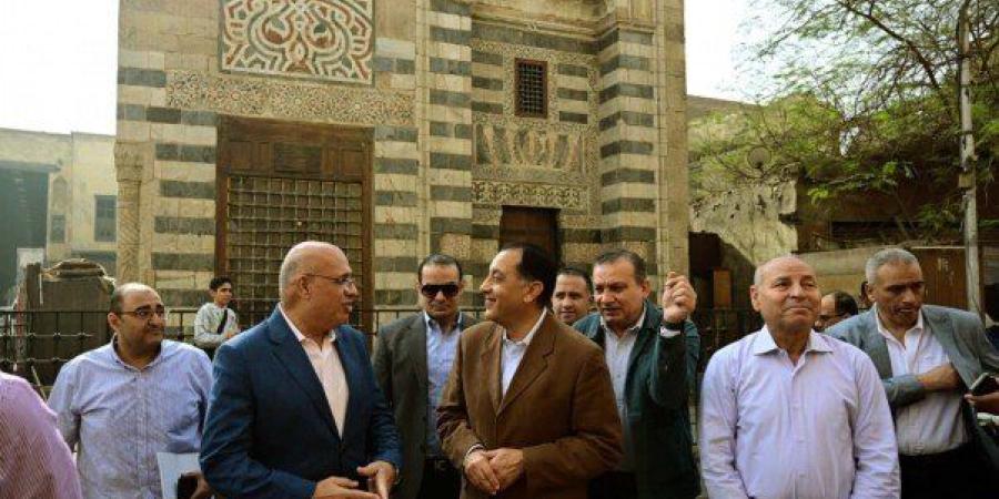 مدبولي يتفقد أعمال إعادة إحياء المباني التجارية والسكنية بحارة الروم - تواصل نيوز