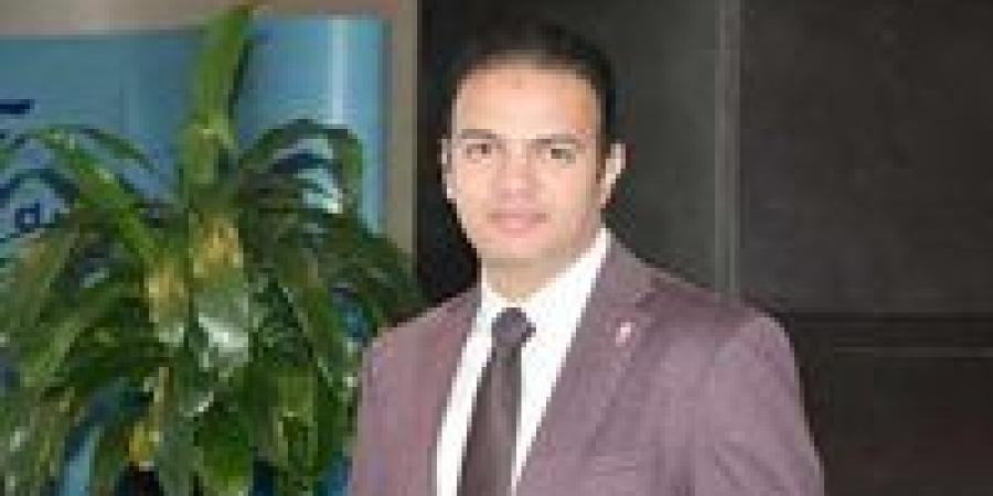 هاني أبو ريدة رئيس اتحاد الكرة يهنئ محمد بلال بعد فوزه في انتخابات نادي سموحة - تواصل نيوز