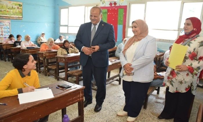 مدير تعليم بورسعيد يتابع امتحانات علوم الإعدادية بإدارة شرق التعليمية
