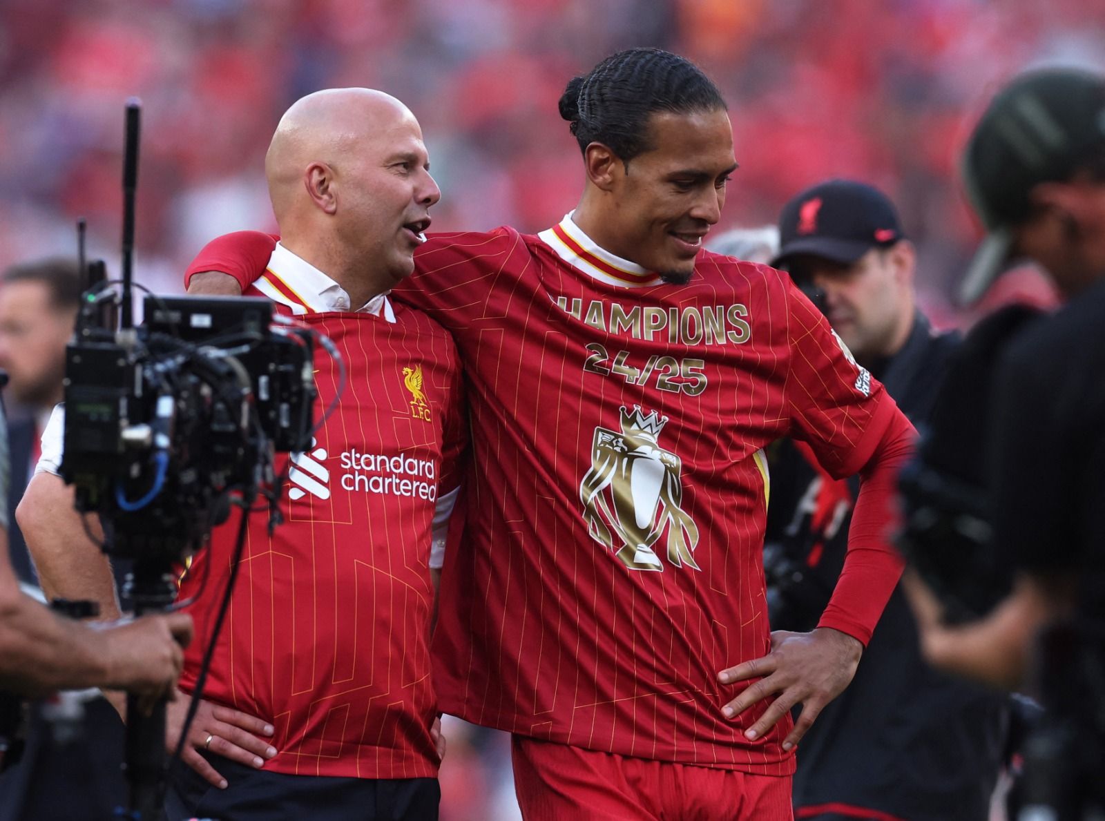 فيرجيل فان دايك مدافع ليفربول يحتفل مع المدرب آرني سلوت بالتتويج بلقب الدوري الإنجليزي الممتاز - 29 أبريل 2025