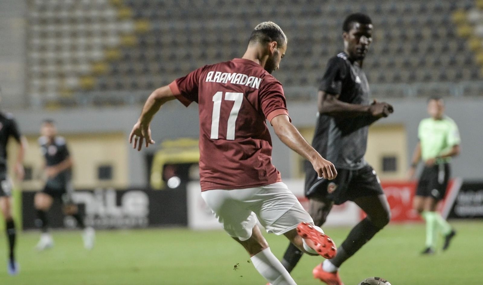 أحمد رمضان بيكهام يمرر كرة طولية مع نادي سيراميكا