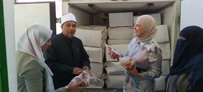 وزارة الأوقاف تهدي محافظة الإسماعيلية لحوم ومواد غذائية لتوزيعها على الأسر الأولى بالرعاية