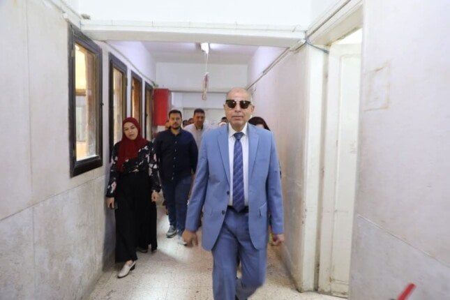محافظ المنيا يتابع سير العمل داخل الإدارات والأقسام بمديرية الصحة