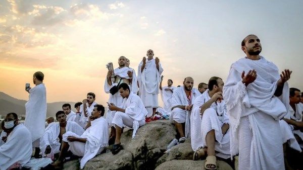 ضيوف الرحمن ينفرون إلى المزدلفة بعد الوقوف بعرفات في يوم الحج