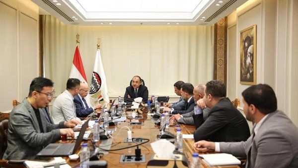 وزير قطاع الأعمال يلتقي وفدًا من