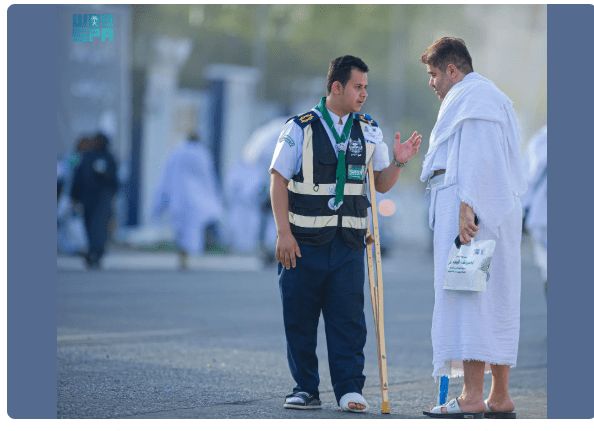 الجوال صالح آل فهيد يتحدى الإصابة ويواصل خدمة الحجاج في مشعر عرفات