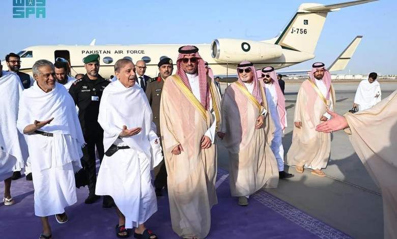 رئيس وزراء باكستان يصل جدة لأداء مناسك العمرة