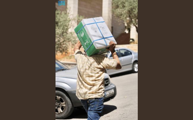 مركز الملك سلمان يوزّع أكثر من ألف سلة غذائية في لبنان