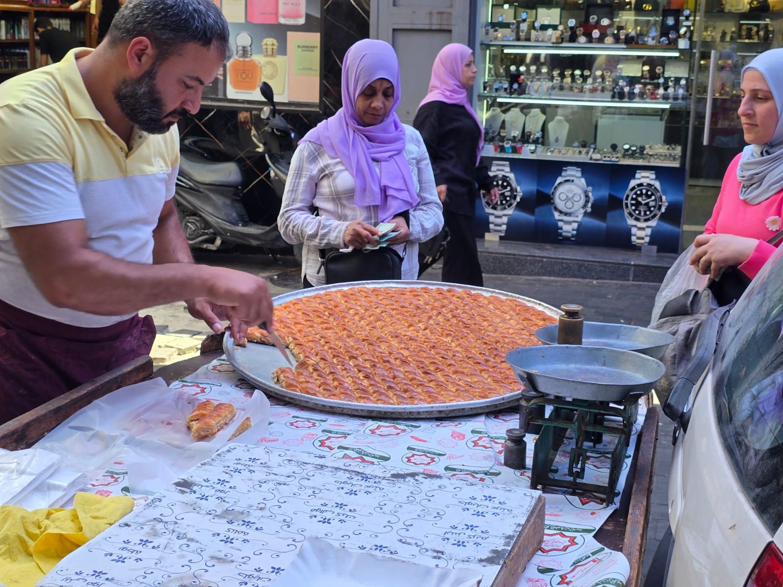 بائع حلوى. (النهار)