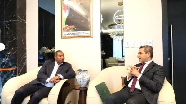 سفير مصر بجيبوتي يبحث مع وزير الطاقة إنشاء محطة «عرتا» للطاقة الشمسية سفير مصر بجيبوتي يبحث مع وزير الطاقة إنشاء محطة «عرتا» للطاقة الشمسية