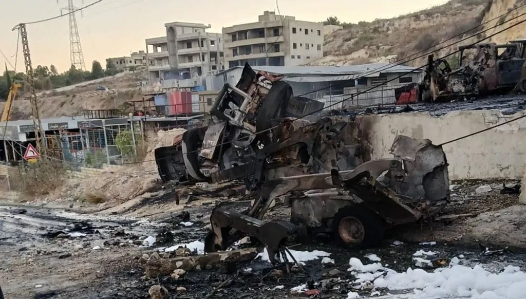 بعض الأضرار الناجمة عن الغارة الاسرائيلية على منطقة المصيلح في الجنوب أول من أمس.