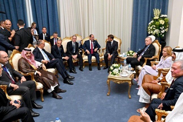 الرئيس السيسي يشارك في اجتماع على هامش قمة شرم الشيخ للسلام الرئيس السيسي يشارك في اجتماع على هامش قمة شرم الشيخ للسلام