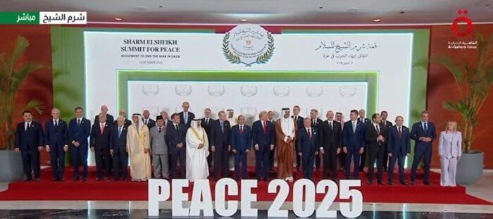 الرئيس السيسي ونظيره الأمريكي يلتقطان صورة جماعية مع القادة المشاركين بقمة شرم الشيخ الرئيس السيسي ونظيره الأمريكي يلتقطان صورة جماعية مع القادة المشاركين بقمة شرم الشيخ