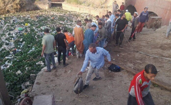 أثناء ذهابهم للمدرسة.. مصرع تلميذة وإصابة 10 فى انقلاب تروسيكل بمصرف سلام بأسيوط أثناء ذهابهم للمدرسة.. مصرع تلميذة وإصابة 10 فى انقلاب تروسيكل بمصرف سلام بأسيوط
