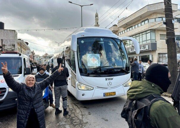 عاجل.. وصول أول حافلة تقل أسرى فلسطينيين إلى غزة عاجل.. وصول أول حافلة تقل أسرى فلسطينيين إلى غزة