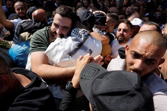 وصول أسرى فلسطينيين إلى مجمع ناصر بخان يونس بعد إطلاق سراحهم وصول أسرى فلسطينيين إلى مجمع ناصر بخان يونس بعد إطلاق سراحهم