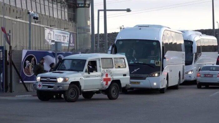 عاجل.. وصول أسرى فلسطينيين إلى رام الله عاجل.. وصول أسرى فلسطينيين إلى رام الله