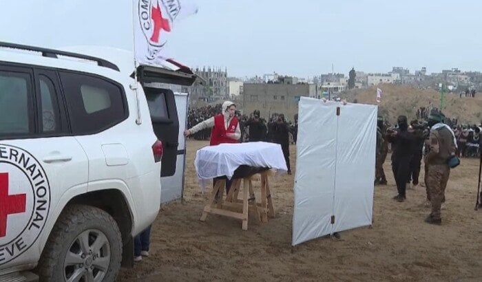 جيش الاحتلال: الصليب الأحمر تسلم جثتي محتجزين إسرائيليين وسيتسلم جثمانين آخرين بعد قليل جيش الاحتلال: الصليب الأحمر تسلم جثتي محتجزين إسرائيليين وسيتسلم جثمانين آخرين بعد قليل