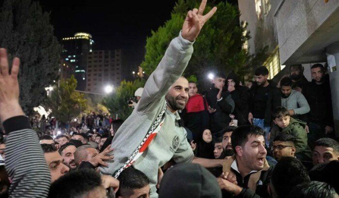 مجمع ناصر الطبي في غزة يستقبل الأسرى الفلسطينيين المحررين مجمع ناصر الطبي في غزة يستقبل الأسرى الفلسطينيين المحررين