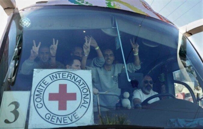 عاجل.. وصول حافلات أسرى فلسطينيين إلى قطاع غزة عبر معبر كرم أبو سالم عاجل.. وصول حافلات أسرى فلسطينيين إلى قطاع غزة عبر معبر كرم أبو سالم
