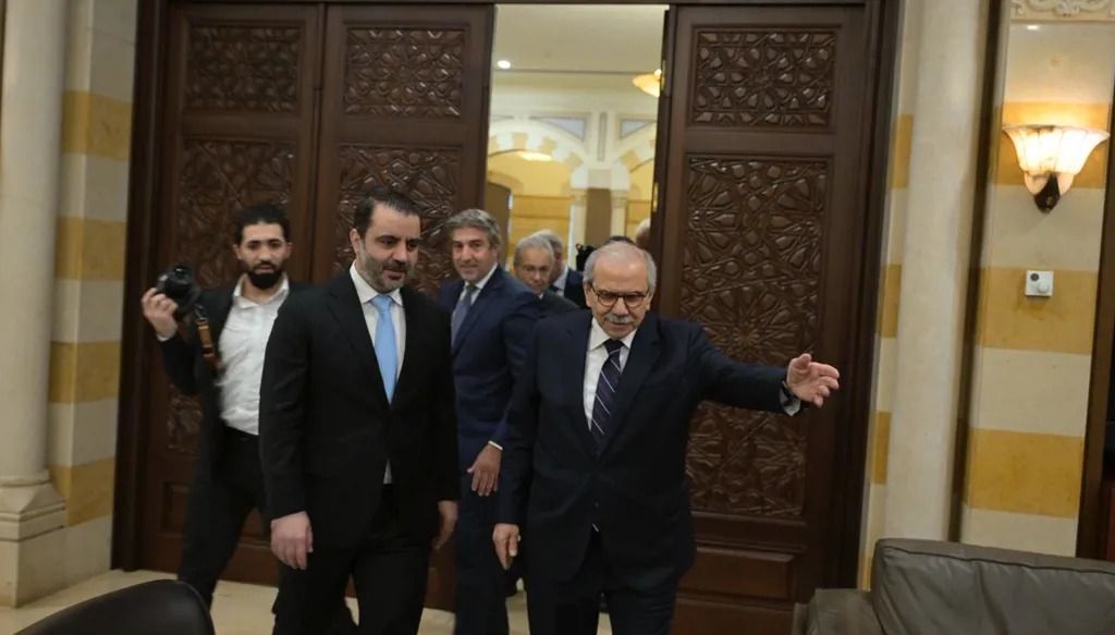 س مجلس الوزراء نواف سلام مستقبلاً وزير الخارجية السوري أسعد الشيباني في السرايا الحكومية.