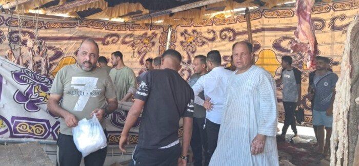 تخفيفًا للأعباء.. إقبال جماهيري على مبادرة «خير بلدنا» لتوفير السلع واللحوم بأسعار مخفضة في القصير تخفيفًا للأعباء.. إقبال جماهيري على مبادرة «خير بلدنا» لتوفير السلع واللحوم بأسعار مخفضة في القصير