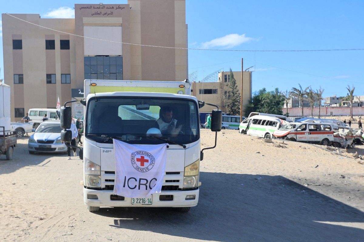 سيارة تابعة للهلال الأحمر، ضمن قافلة تنقل جثث 45 فلسطينياً كانوا محتجزين لدى إسرائيل، تصل إلى مستشفى ناصر في خان يونس (أ ف ب)