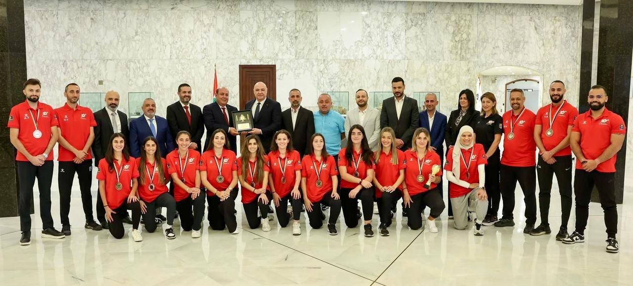 وفد المنتخب اللبناني عند رئيس الجمهورية. (وكالات)
