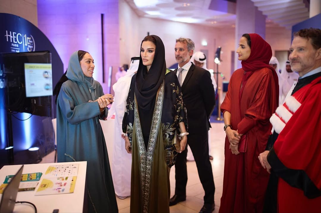 الشيخة موزة بإطلالة ملكية فاخرة في حفل الذكرى الخامسة عشرة لجامعة HEC Paris (انستغرام)