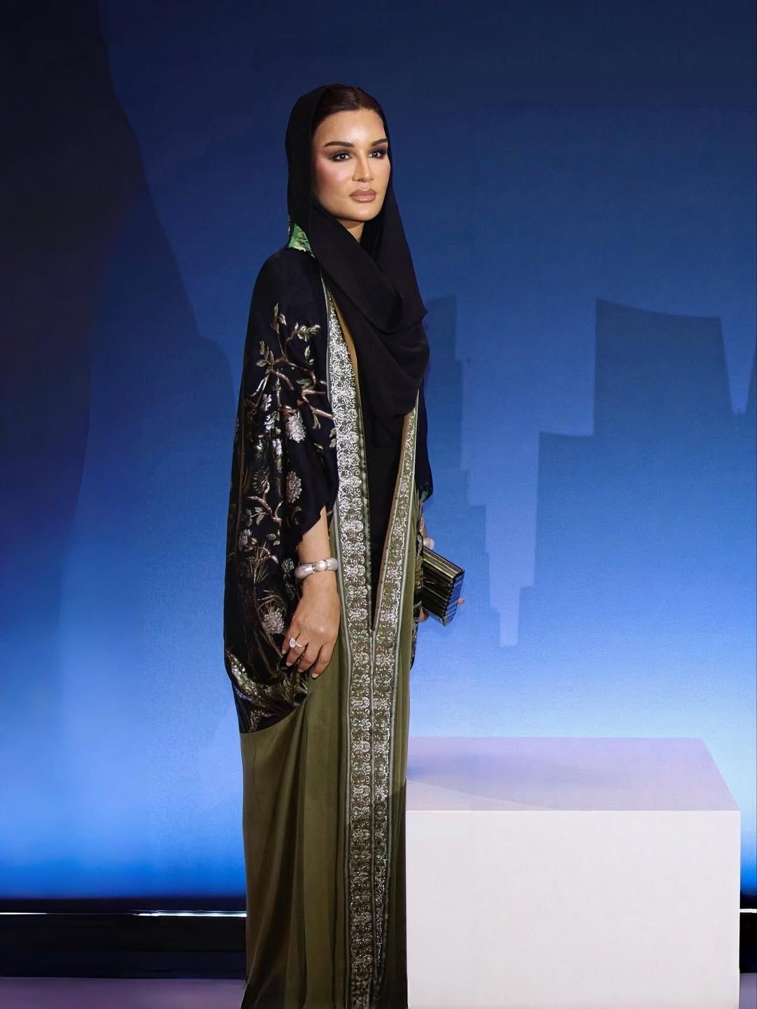 الشيخة موزة بإطلالة ملكية فاخرة في حفل الذكرى الخامسة عشرة لجامعة HEC Paris (انستغرام)
