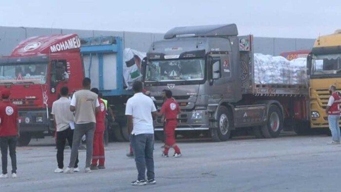 تحرك شاحنات قافلة المساعدات الإنسانية من مصر إلى قطاع غزة تحرك شاحنات قافلة المساعدات الإنسانية من مصر إلى قطاع غزة