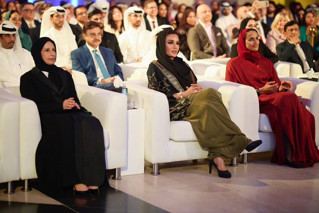 الشيخة موزة بإطلالة ملكية فاخرة في حفل الذكرى الخامسة عشرة لجامعة HEC Paris (انستغرام)