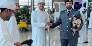 شرطة أبوظبي تودع الحجاج بالورود بمطار زايد الدولي - تواصل نيوز