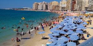 إقبال متزايد على شواطئ الإسكندرية في ثالث أيام عيد الأضحى - تواصل نيوز