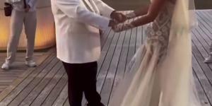 على أنغام بنت أبويا.. أمينة خليل ترقص مع والدها خلال زفافها في اليونان |صور - تواصل نيوز