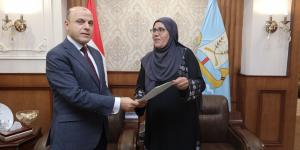 عاجل وحصرى - محافظ كفرالشيخ يُسلّم 15 عقد تقنين أراضي أملاك دولة للمستفيدين - تواصل نيوز