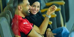 محمد صلاح وزوجته يتابعان مباراة مصر وغينيا بيساو من المدرجات “فيديو” - تواصل نيوز