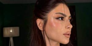 هدى المفتي توازن سحر الأبيض والأسود بشعر نصف رفعة جذاب - تواصل نيوز