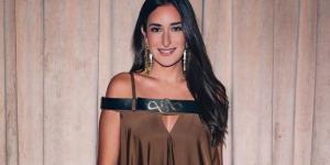 أناقة أمينة خليل تظهر بفستان واسع كافيه وشعر منسدل - تواصل نيوز
