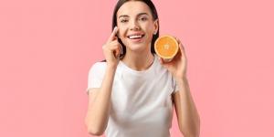 فيتامين C للبشرة: فوائده وطرق الحصول عليه بأمان - تواصل نيوز