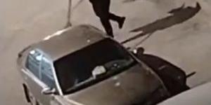 مطلوبون يحطمون زجاج مركبة مواطن في إربد للضغط عليه للتنازل عن شكوى - فيديو - تواصل نيوز