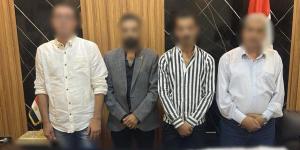 ضبط 4 أشخاص بحوزتهم كروت دعائية ومبالغ مالية أمام لجان الانتخابات بروض الفرج بالقاهرة - تواصل نيوز