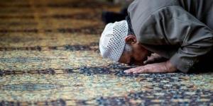 خالد الجندي: الخشوع جوهر الصلاة.. والانشغال خلال الوقوف بين يدي الله يضيع عظمة العبادة - تواصل نيوز