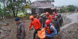 اندونيسيا: مقتل 84 وفقدان العشرات في فيضانات وانهيارات ضربت جزيرة سومطرة - تواصل نيوز