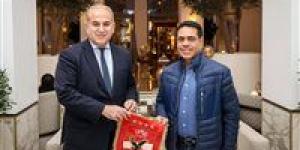 طارق قنديل يهدي درع وعلم الأهلي لسفير مصر بالمغرب - تواصل نيوز