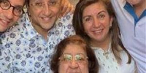 بعد وفاتها.. الظهور الأخير لوالدة الفنان هاني رمزي - تواصل نيوز