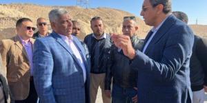 محافظ قنا يتفقد الطريق الصحراوي الغربي ويوجه بإجراءات عاجلة لرفع الكفاءة ومنع الحوادث - تواصل نيوز