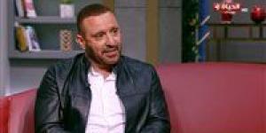 محدش هيحس بيها غير اللي جرب.. احمد السقا يتكفل بعلاج سيدة تعاني من المياه البيضاء على الهواء - تواصل نيوز