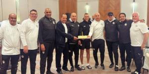 منتخب مصر يحتفل بأعياد ميلاد لاعبيه وإدارته بعد التدريب - تواصل نيوز