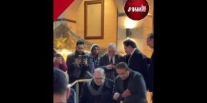 رغم حالته الصحية المتراجعة.. صلاح عبد الله يقدم واجب العزاء في والدة هاني رمزي - تواصل نيوز